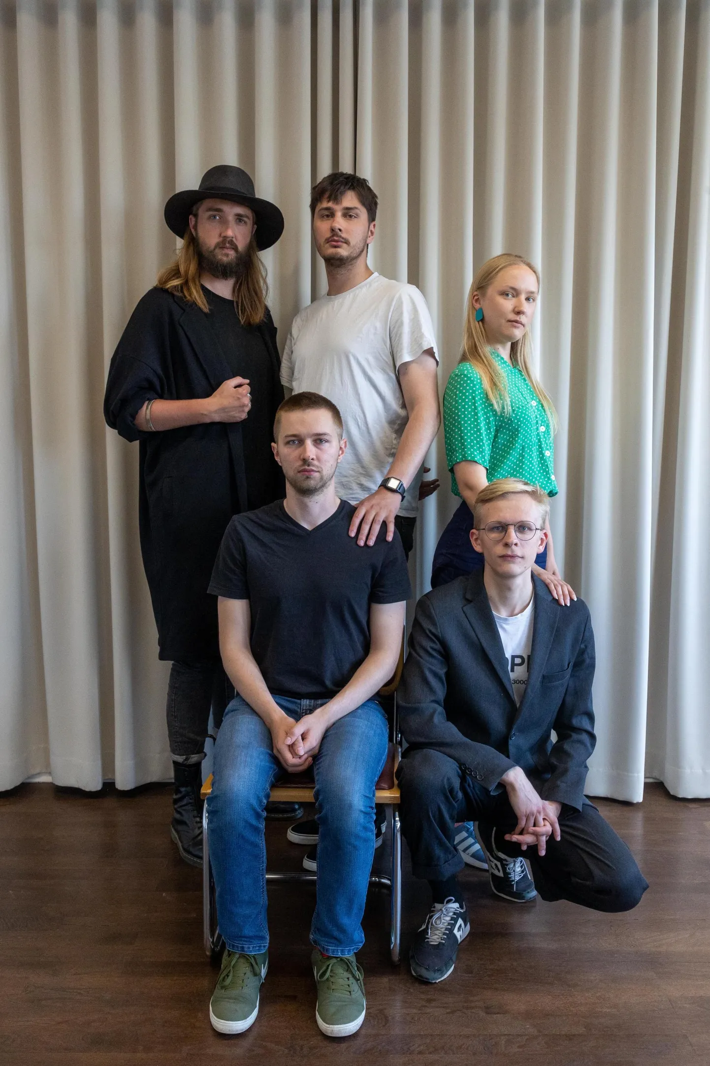 Paide teater koosseisus Jan Teevet (tagareas vasakult), Kirill Havanski, Maria Paiste, Johannes Richard Sepping (ees vasakult) ja Oliver Issak tahtsid poseerida nagu traditsioonilisel perepildil seda tehakse, sest nad ongi üks pere ja teatrit ootab ees pereheitmine.
