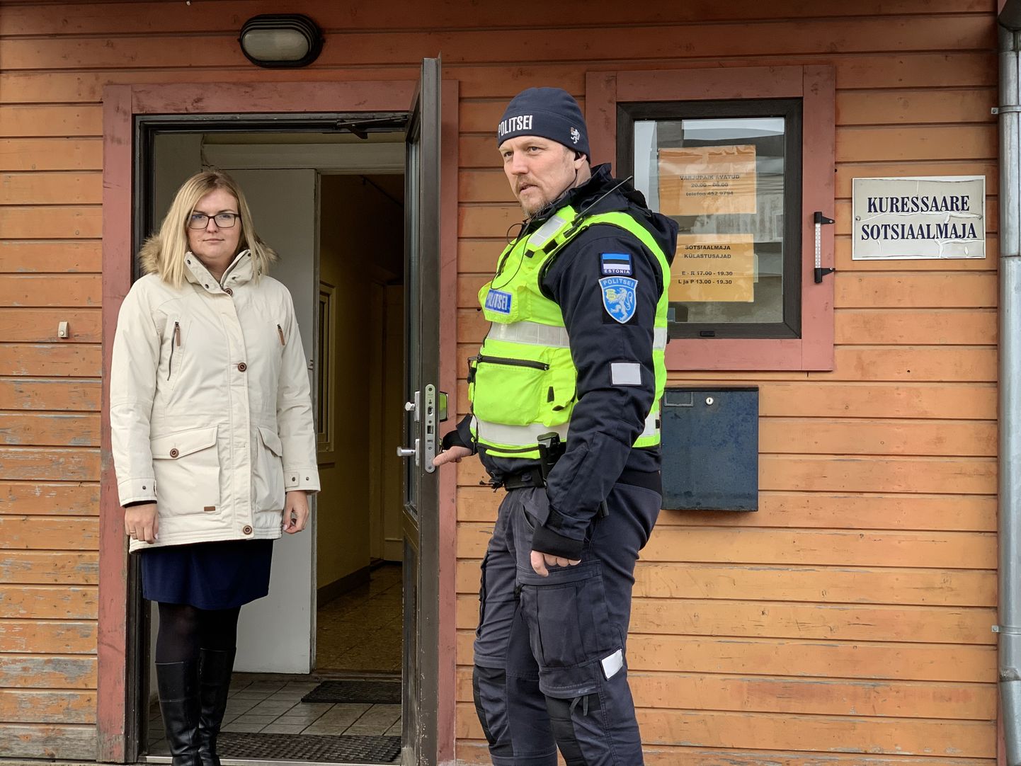 MURE VAJAB LAHENDUST: Abivallavanem Marili Niits ja politseinik Meelis Juhandi loodavad, et valla ja korrakaitsjate koostöö aitab elu sotsiaalmajas rahulikumaks muuta.