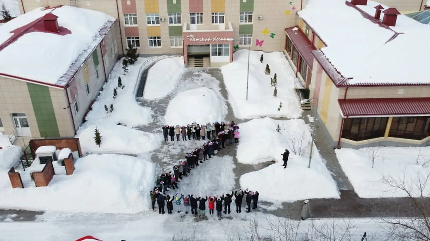 Krievijas īstenotā propaganda: neārstējami slimiem bērniem un viņu vecākiem slimnīcas priekšā liek nostāties Z burta formā
