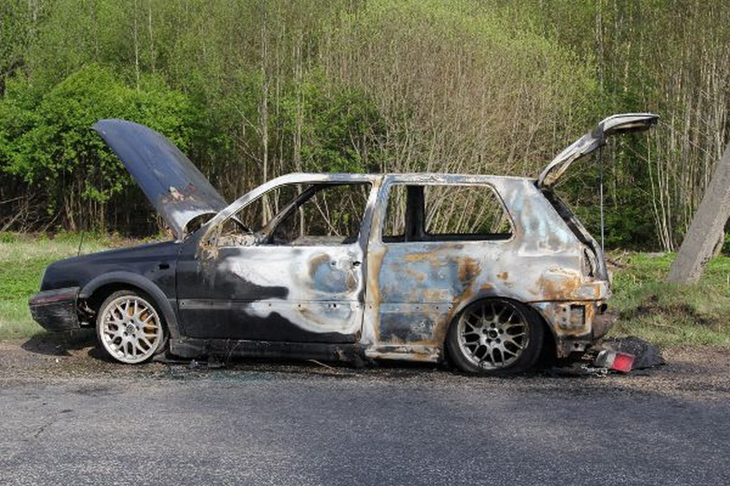 Omanik leidis avariilise auto põlenuna