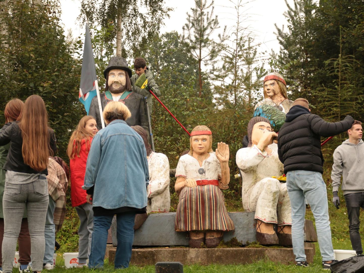 Maailmakoristuspäeva puhul küürisid Tarvastu gümnaasiumi noored puhtaks kuulsa "Mulgi pere" skulptuuri Tarvastu paisjärve kaldal.