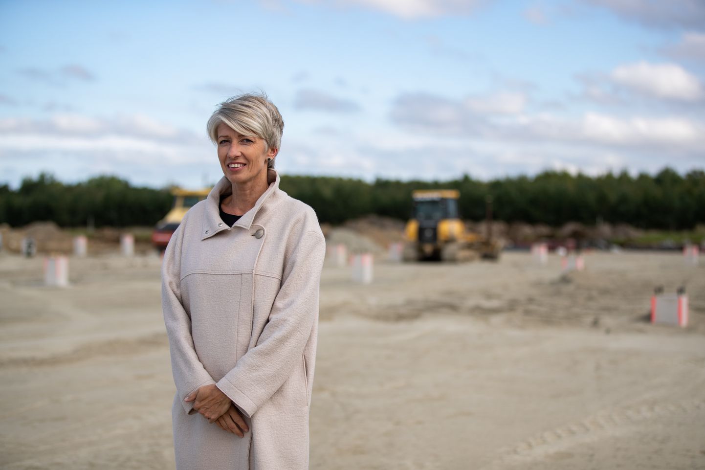 HKScan Baltikumi juht Anne Mere uue logistikahoone ehitusplatsil. Eelmisel nädalal pandi tervet Baltikumi teenindavale keskusele nurgakivi.