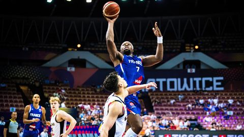 Francijas basketbolisti Eiropas čempionātā sagrauj Beļģiju