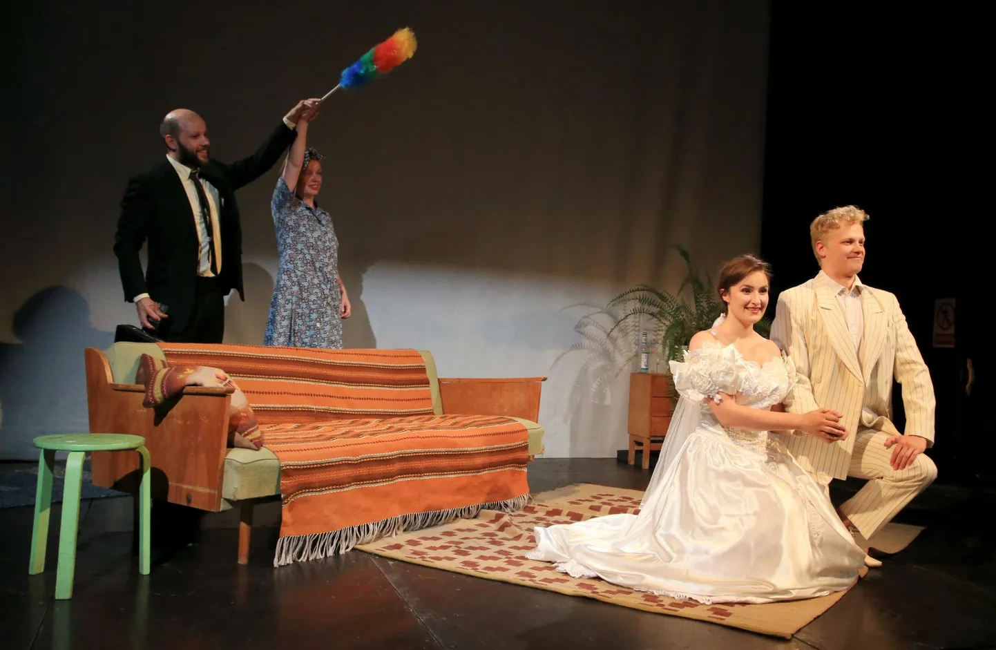 Lennart Peep toob Giacomo Puccini ooperi &laquo;Madame Butterfly&raquo; miniversiooni lavale nii, et selles osalevad Ameerika konsuli osas tenor Rasmus Kull (vasakult), näitleja Kaija M. Kalvet (Suzuki), sopran Maria Listra (madame Butterfly) ja näitleja Mihkel Kallaste (leitnant Pinkerton).