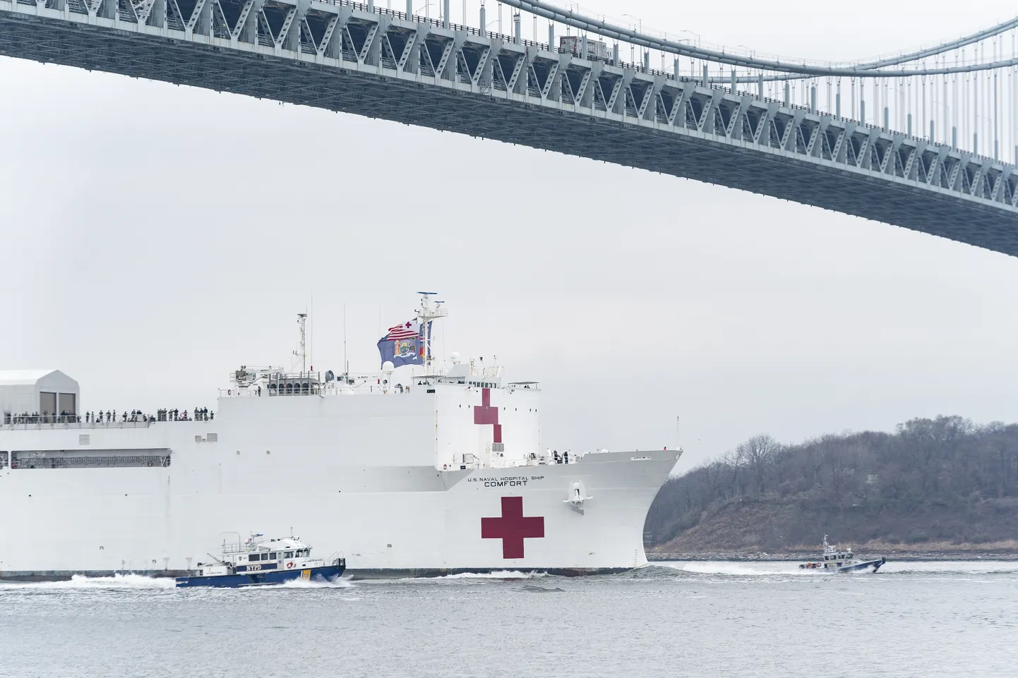 USNS Comfort New Yorki saabumas.