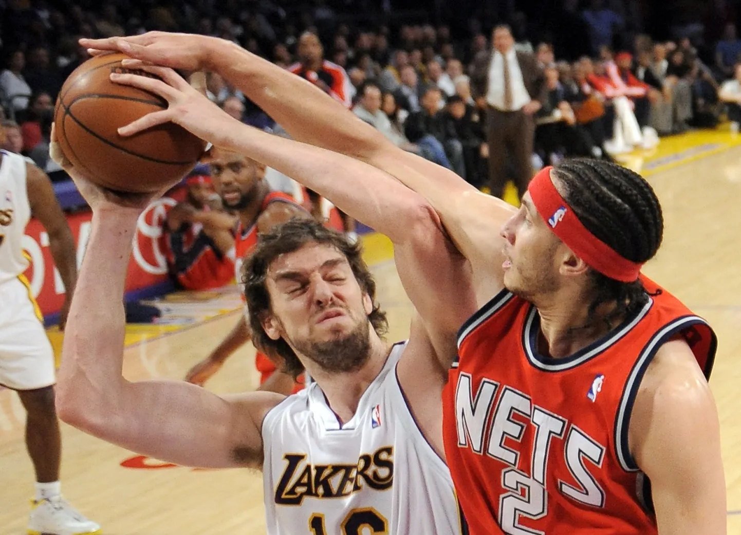 Josh Boone (paremal) heitlemas 2009. aastal toona Los Angeles Lakersis mänginud Pau Gasoliga.