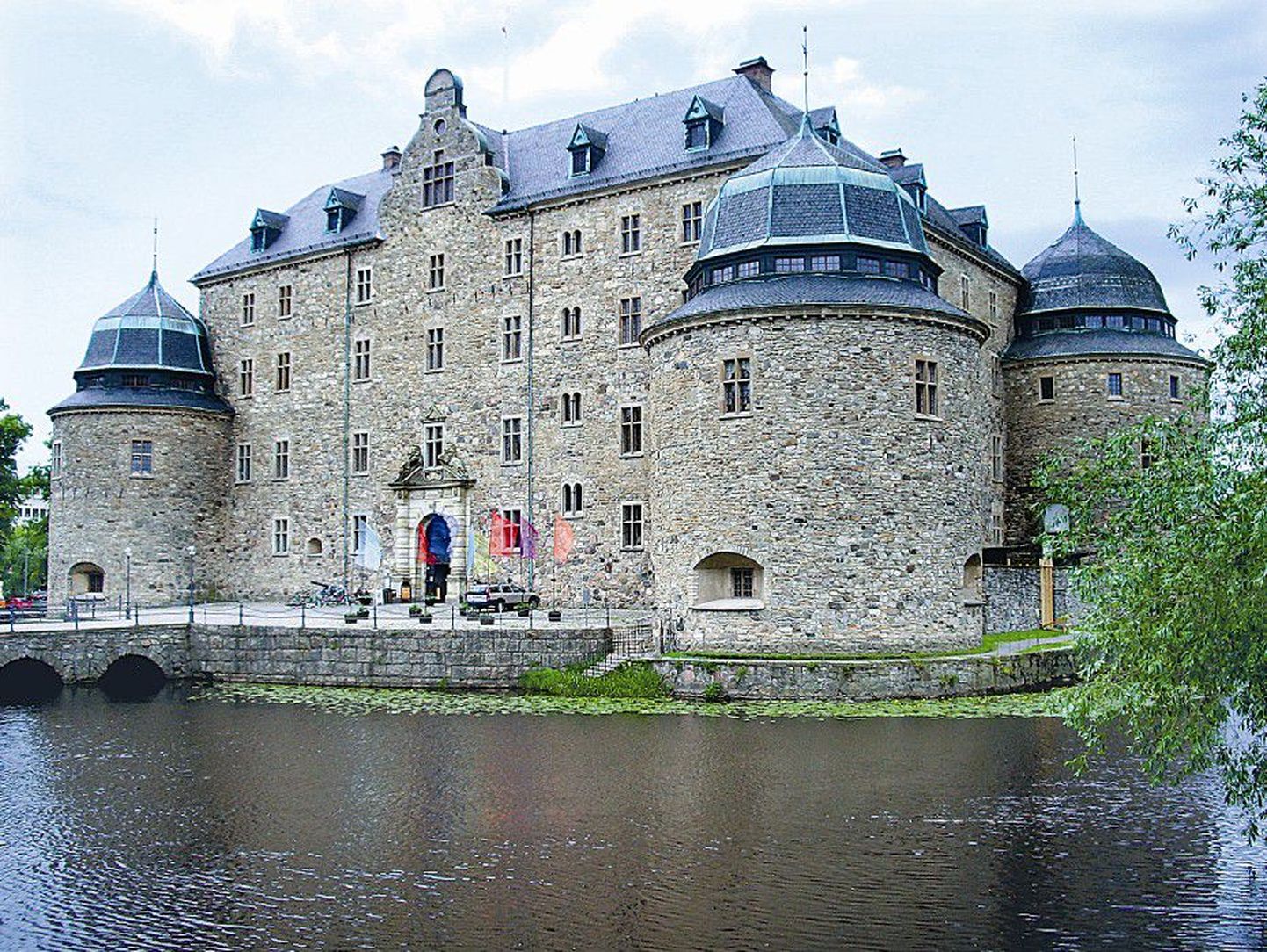 Örebro au ja uhkus on Slotteti loss, mida seda linna külastades kindlasti nägema peab.