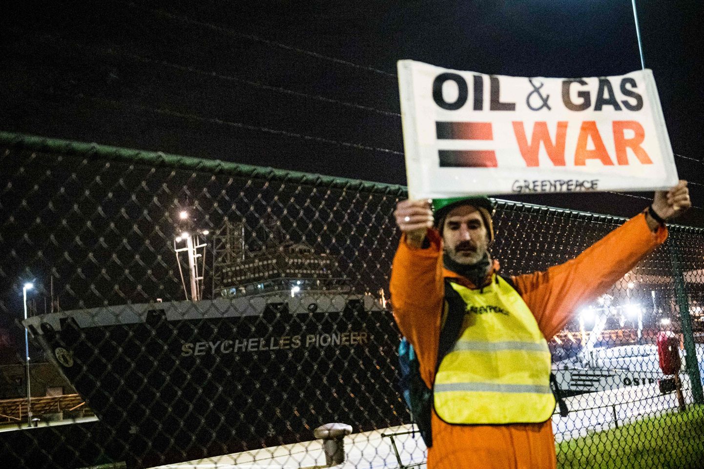 Greenpeace keskkonnaaktivist protestib sõjavastase plakatiga Antverpeni sadamas sildunud tankeri Seychelles Pioneer juures, millel teadaolevalt on pardal Venemaalt pärit naftalast. Photo by (JASPER JACOBS / BELGA / AFP) / Belgium