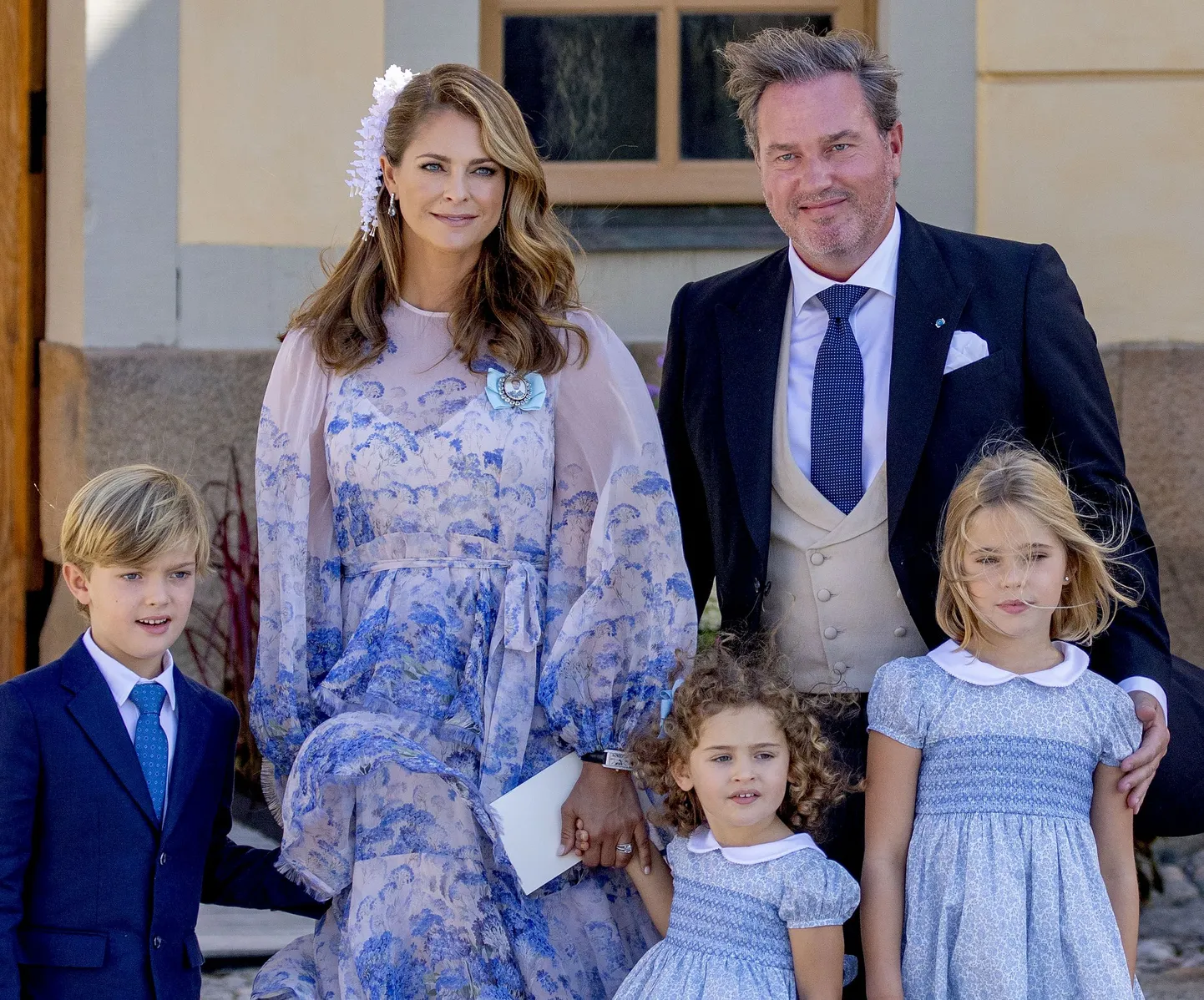 Rootsi printsess Madeleine, tema abikaasa Christopher O'Neill ja nende lapsed prints Nicolas (vasakul),  printsess Adrienne (keskel) ja 
printsess Leonore augustis 2021 Stockholmis
