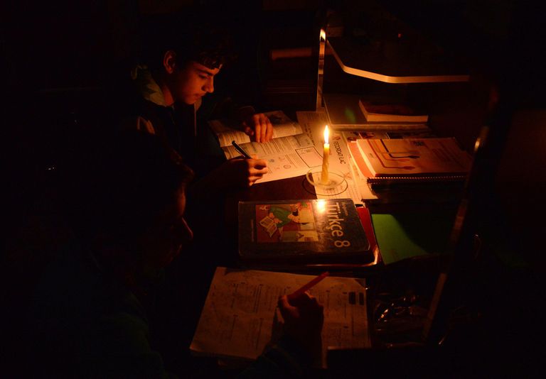 Küünlavalgel õppiv poiss Diyarbakiris.                                                                          Foto: Scanpix