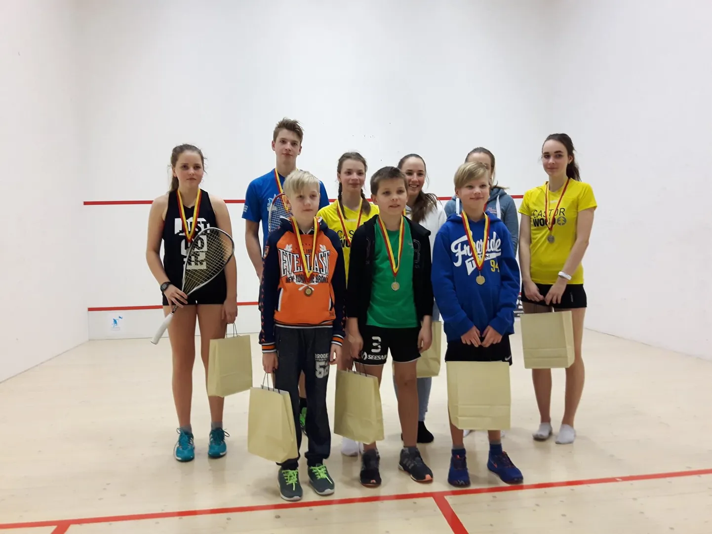 Valga TSK noorsportlased said juunioride liiga teisel etapil Tartus häid tulemusi. Esireas sinises U13 vanuserühma võitja Karl-Gregor Pruuli, tagareas sinises U15 võitja Gregor Roop ja tema paremal käel teise koha võitja Regina Reimaa.