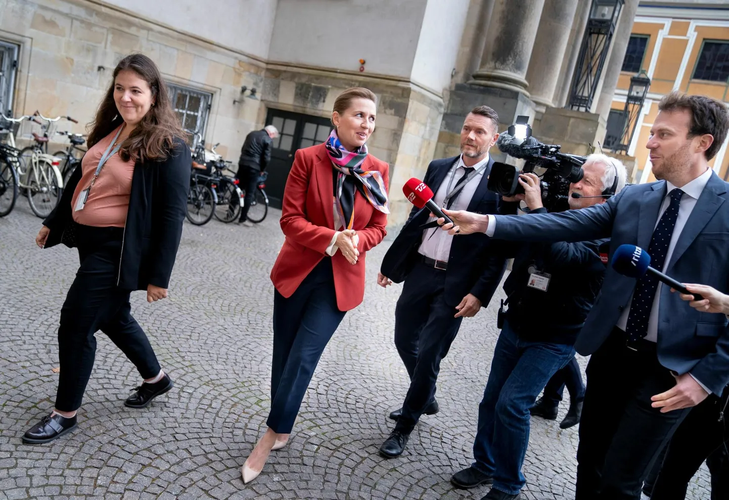Taani sotsiaaldemokraadist peaminister Mette Frederiksen (keskel) eile Kopenhaagenis parlamendihoone juures ajakirjanike piiramisrõngas.