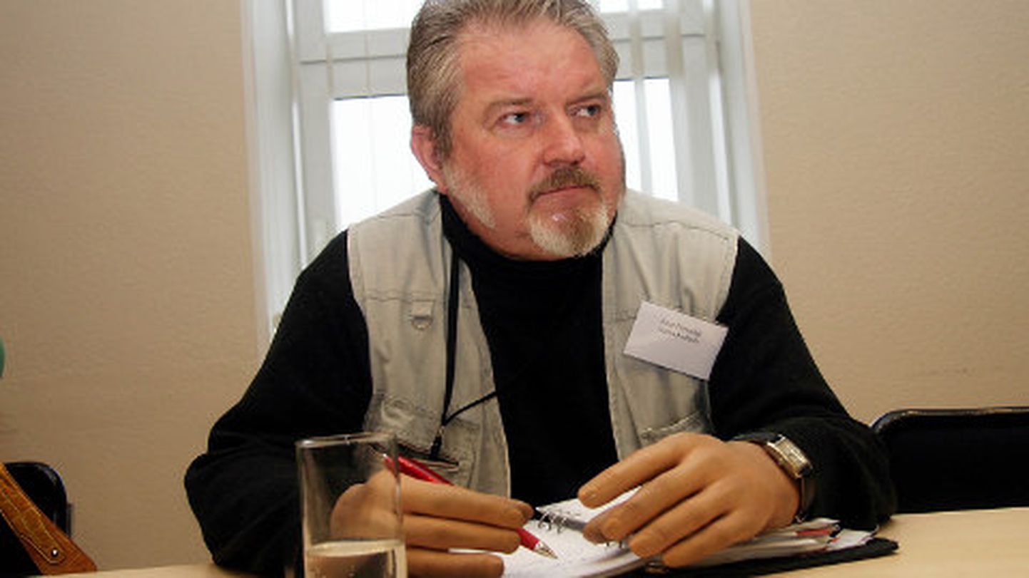 Kiviõli vene gümnaasiumi direktor Arne Piirimäe sõnas, et ei näe endal mingit süüd, kuna ehitushanke võitja valis viieliikmeline komisjon ning selle kinnitas linnavalitsus.