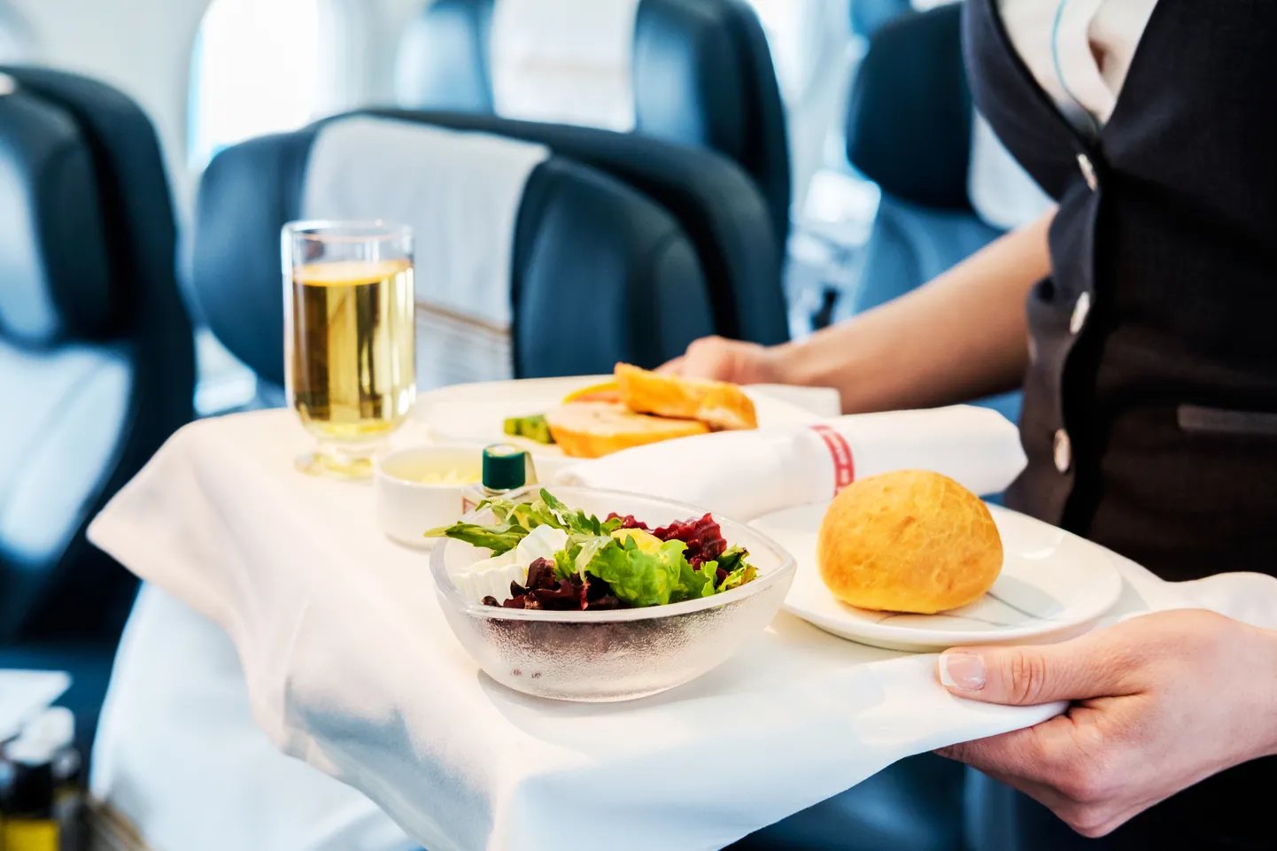 Еда в самолете. Фото иллюстративное.