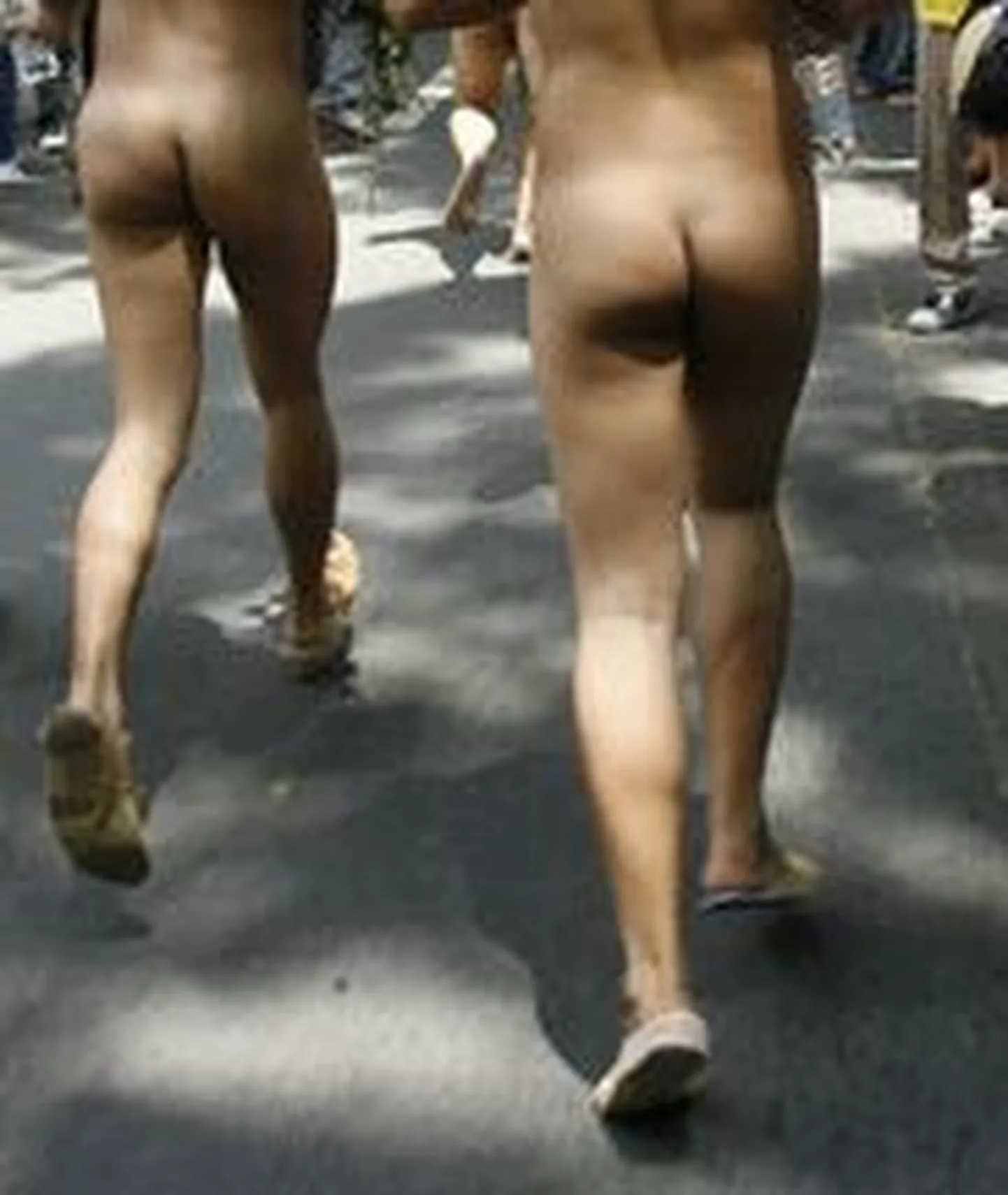 Paar jalutas veerand tundi alasti
