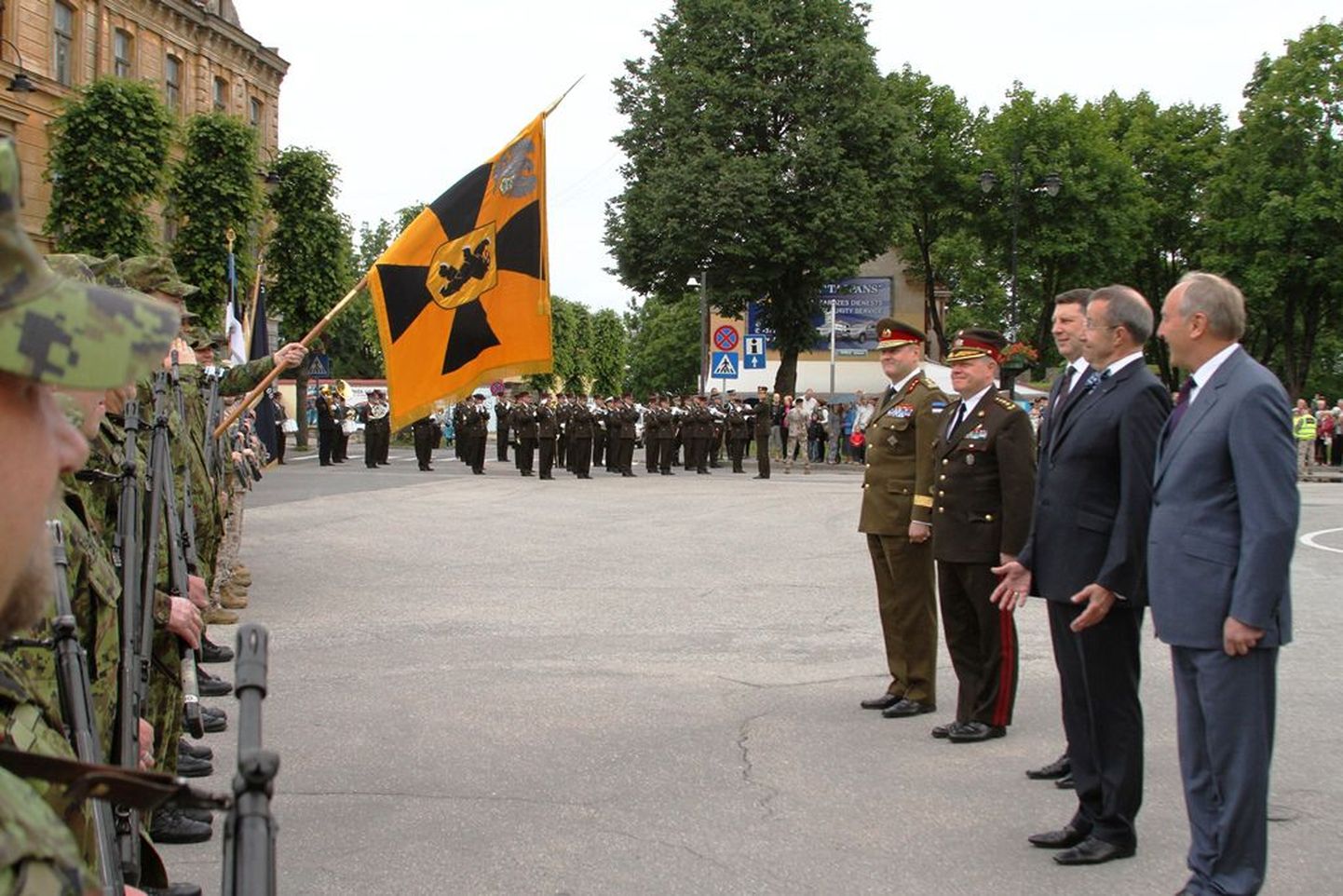 Võnnu lahingu aastapäeva paraadi võttis vastu Läti president Andris Bērziņš ja Eesti president Toomas Henrik Ilves, Eesti ja Läti kaitsevägede juhatajad ning mitmete teiste riikide esindajad.