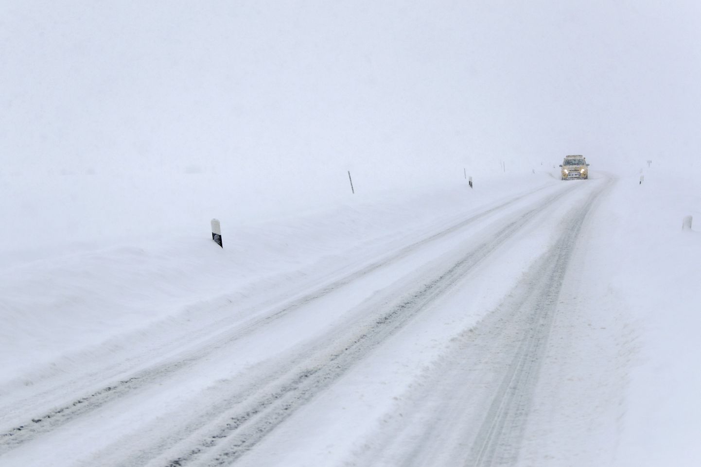 Vietām Latvijā sniega un apledojuma dēļ apgrūtināti braukšanas apstākļi