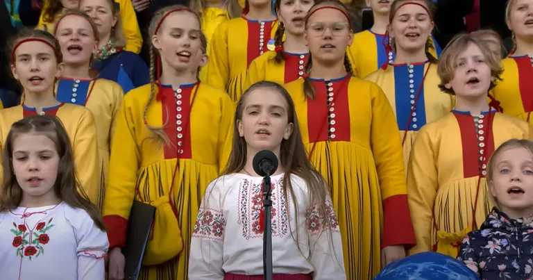Kaader tuhandete koorilauljate osalusel salvestatud toetusvideost