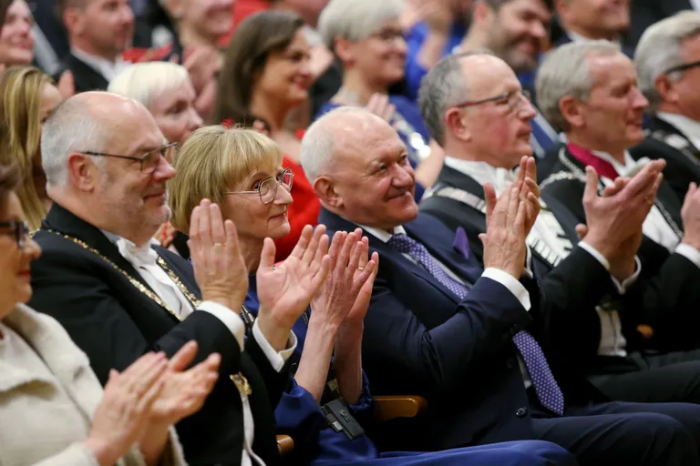 Vahur Jaakma istub rektor Ülle Jaakma vasakul küljel.