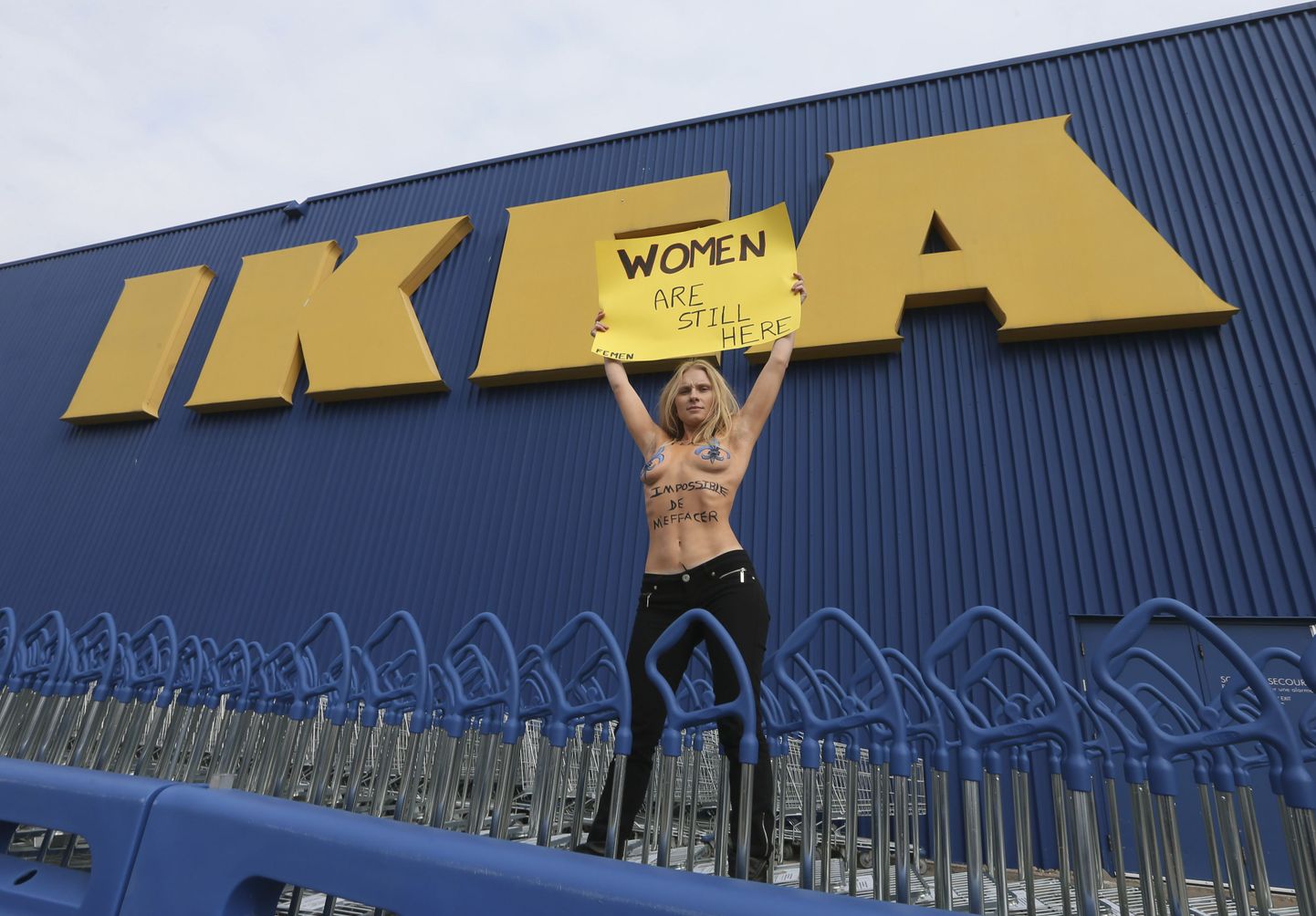 Femeni aktivist Ikea poe ees Montrealis.