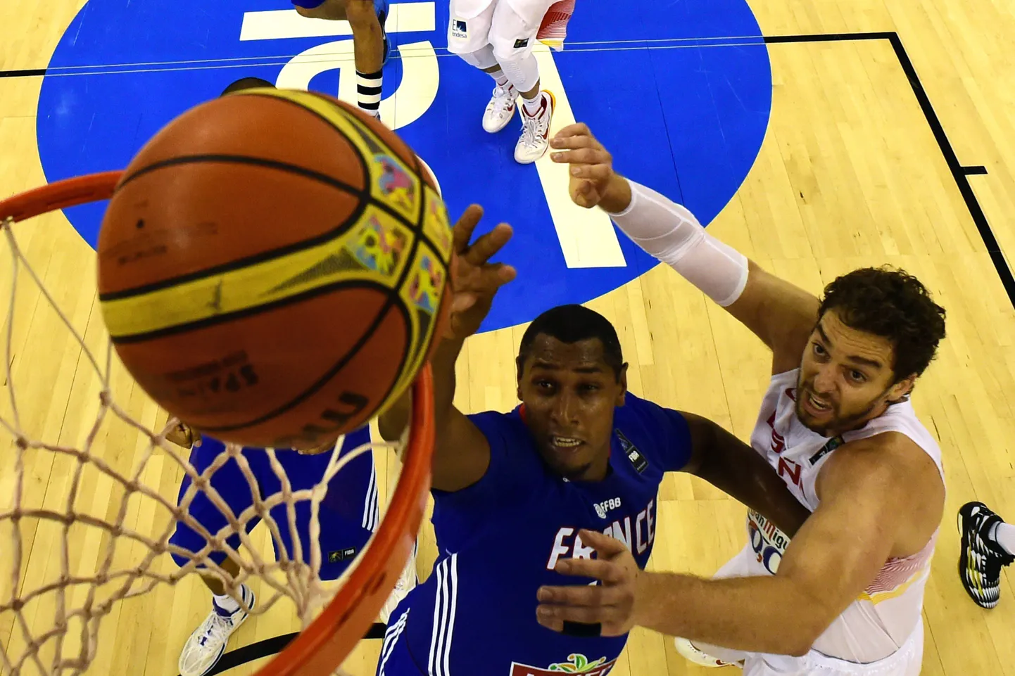 Hispaanlane Pau Gasol (paremal) ja prantslane Boris Diaw võitlevad alagrupimängus palli pärast.
