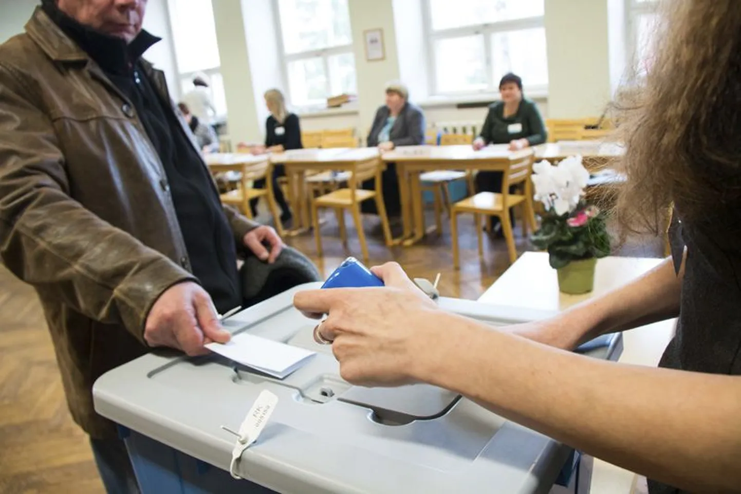 Valijad näitasid hääletussedeleid täites oma meelsust.