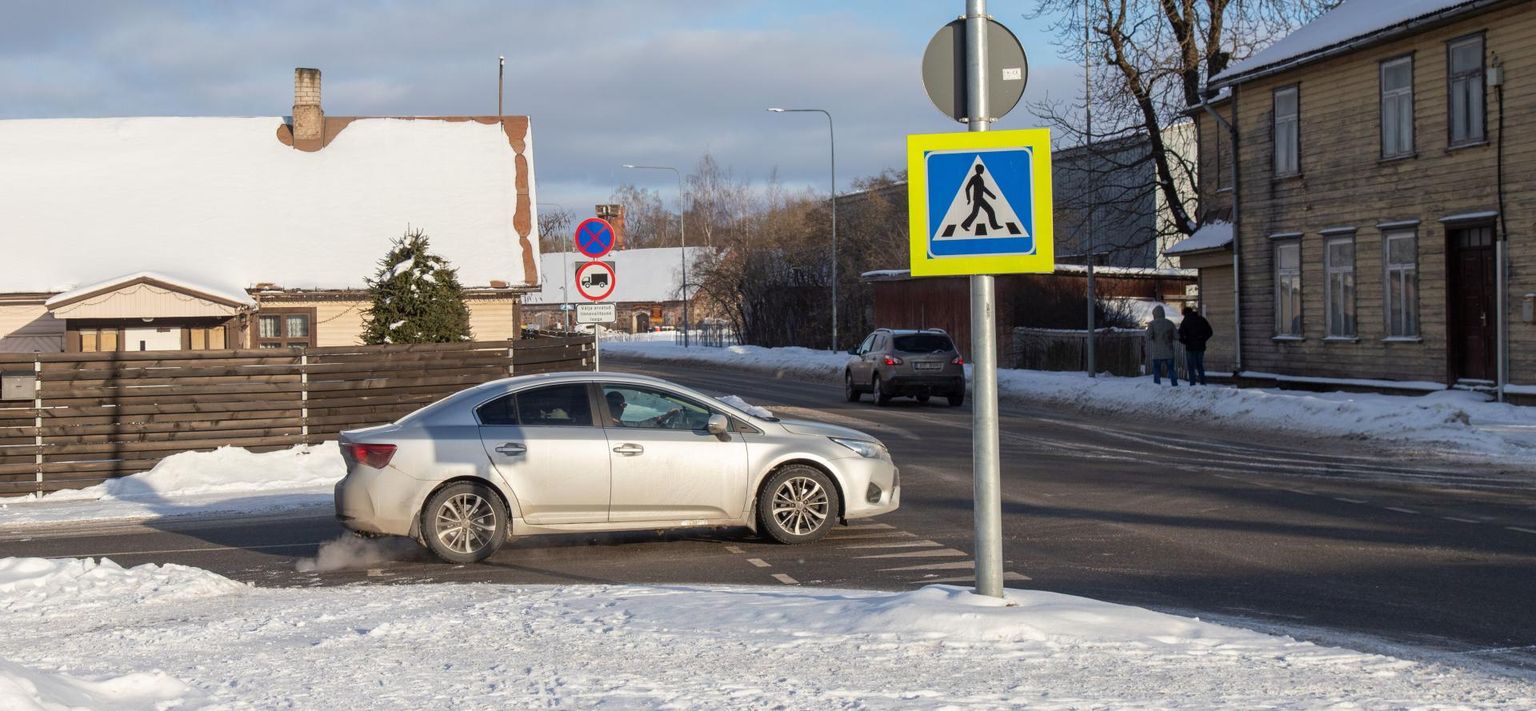 Raua tänavalt Pärnu maanteele keerava auto juht näeb vasakule vaadates rohkem maja ette ehitatud tara kui lähenevaid autosid.