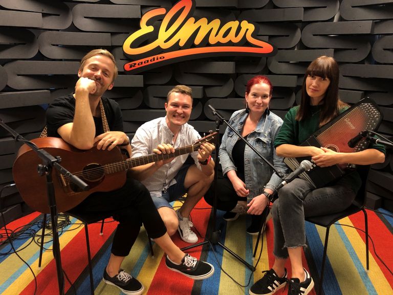 Erki Pärnoja, Lauri Hermann, Tiiu Sommer ja Anna Kaneelina raadio Elmar stuudios