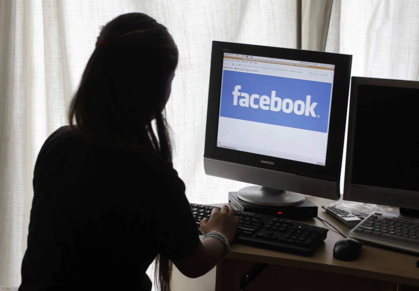 Tüdruk Facebookis. Pilt on illustreeriv.
