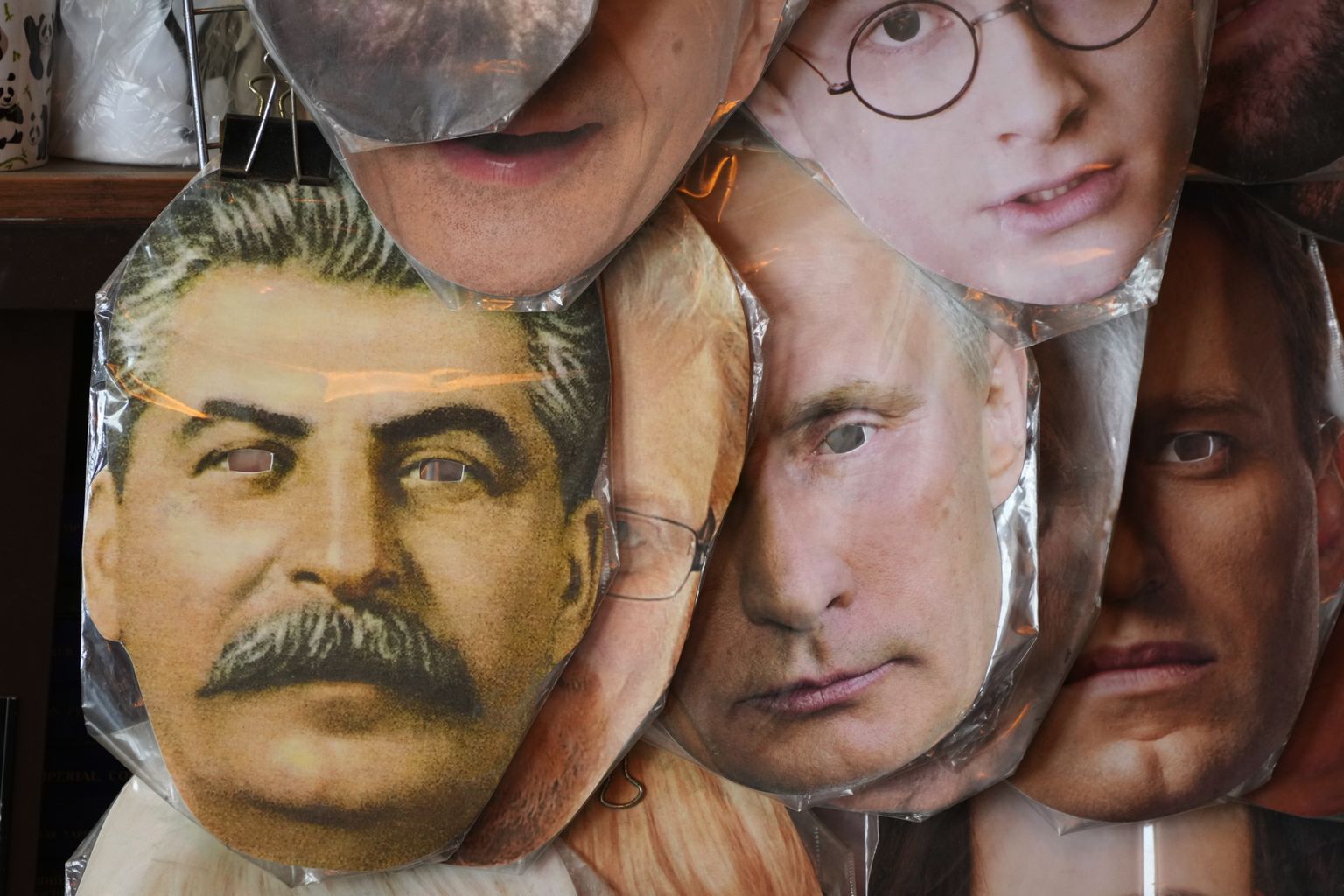 Volber vene moodi. Putin loodab tõusta Stalini kõrvale võimsuses, kuid Peterburi suveniiripoes võib aga igaüks end diktaatoriks maskeerida. 1. mail 2022.