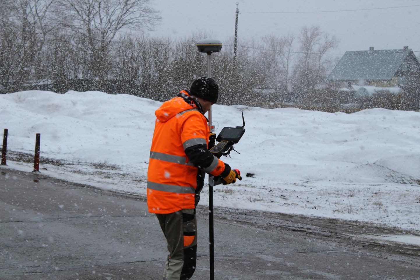 Raigo Võrno satelliitvastuvõtjaga Jaama puiesteel gaasitorustiku asukohta otsimas.