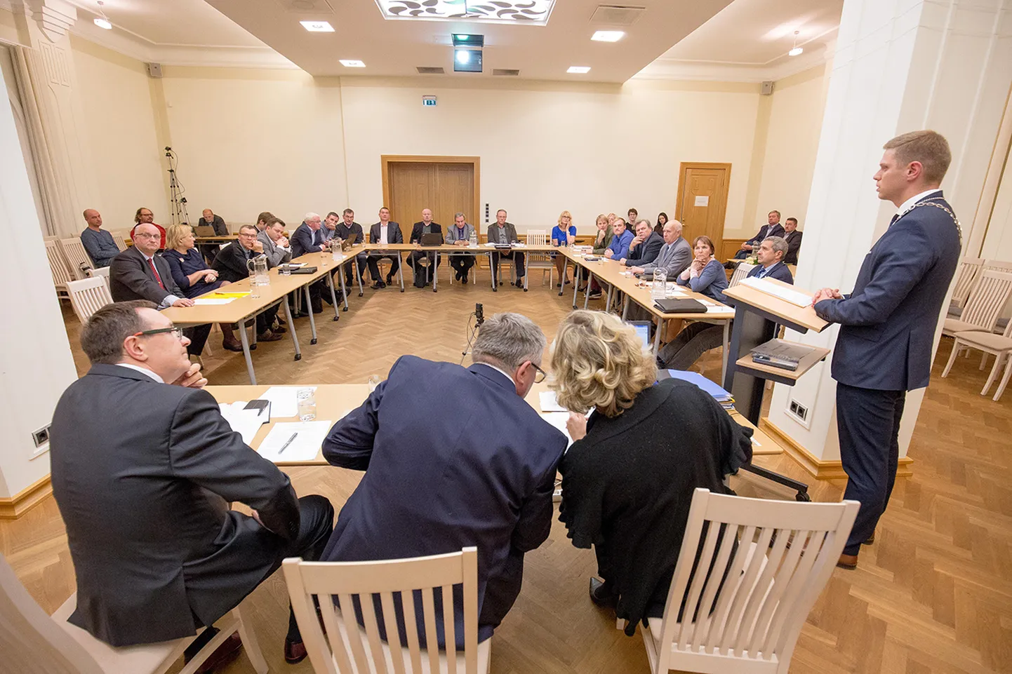Paide linnavolikogu on Järvamaal ainus omavalitsus, kelle istungeid saab internetist jälgida. Nii said elanikud möödunud aasta novembris otseülekandest vaadata, kuidas Priit Värk valiti linnapeaks.