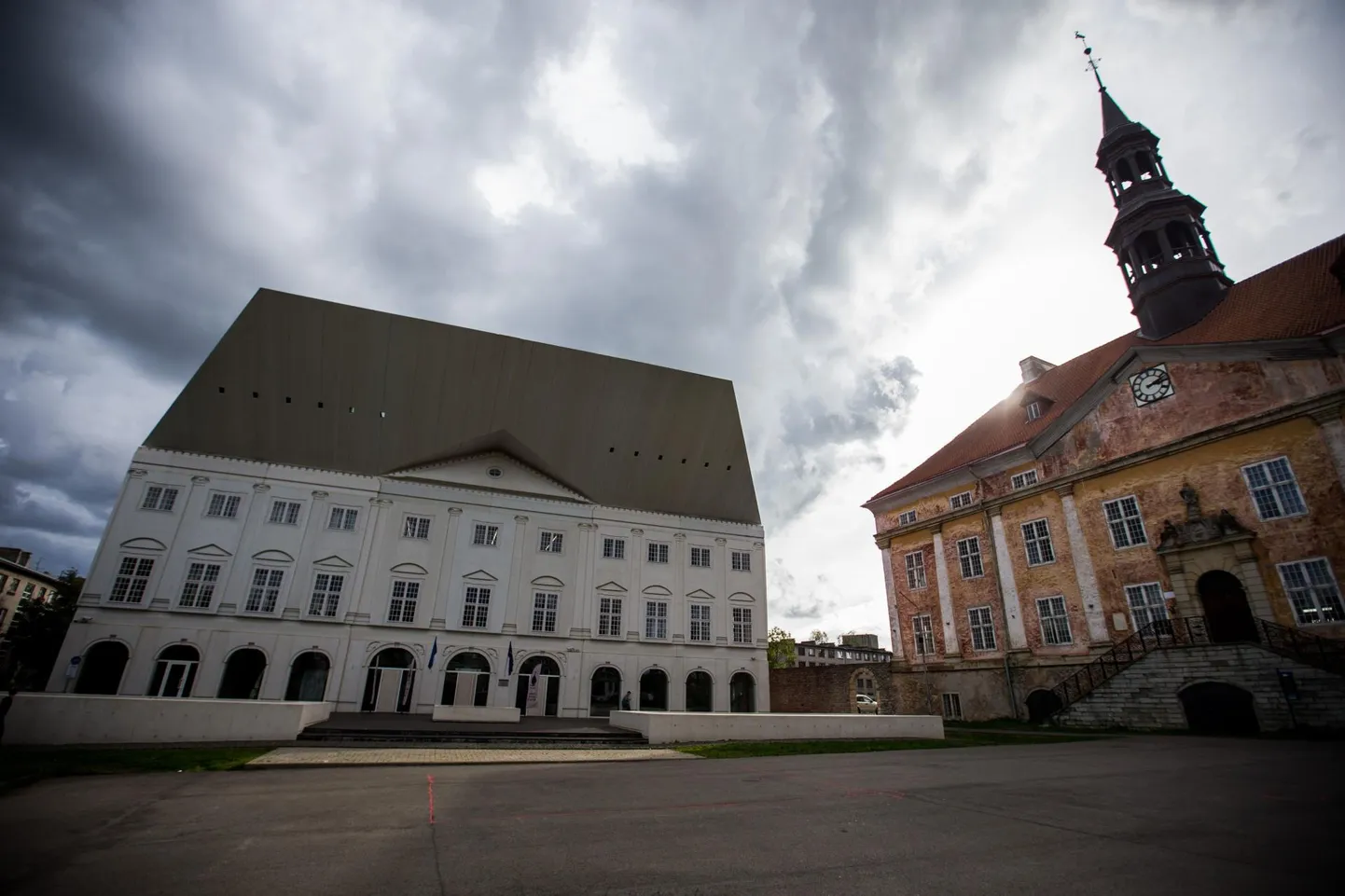 Tartu Ülikooli Narva kolledži direktori kinnitusel tegelevad tudengi murega juristid.  FOTO: Eero Vabamägi