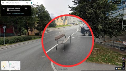 FOTOD ⟩ Tallinna «närvikõdipink» ajab rahva tagajalgadele: istuja selg on autode poole ja tee vaid käeulatuses