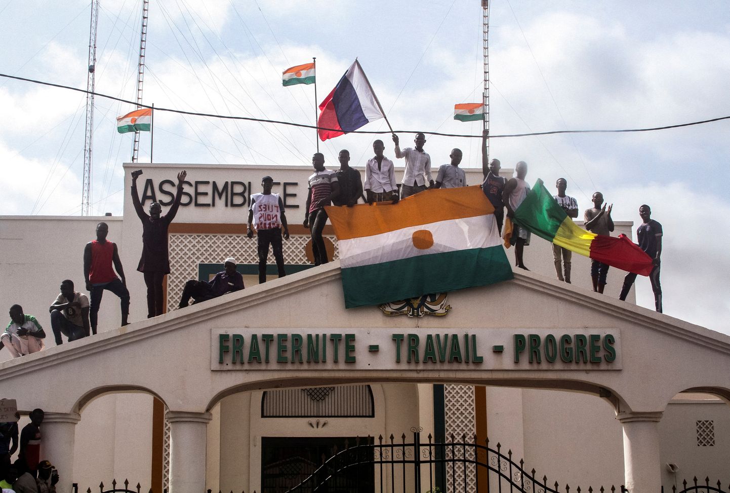 Vene ja Nigeri lippudega inimesed avaldavad üleeile Niameys toetust võimu haaranud sõjaväehuntale.
