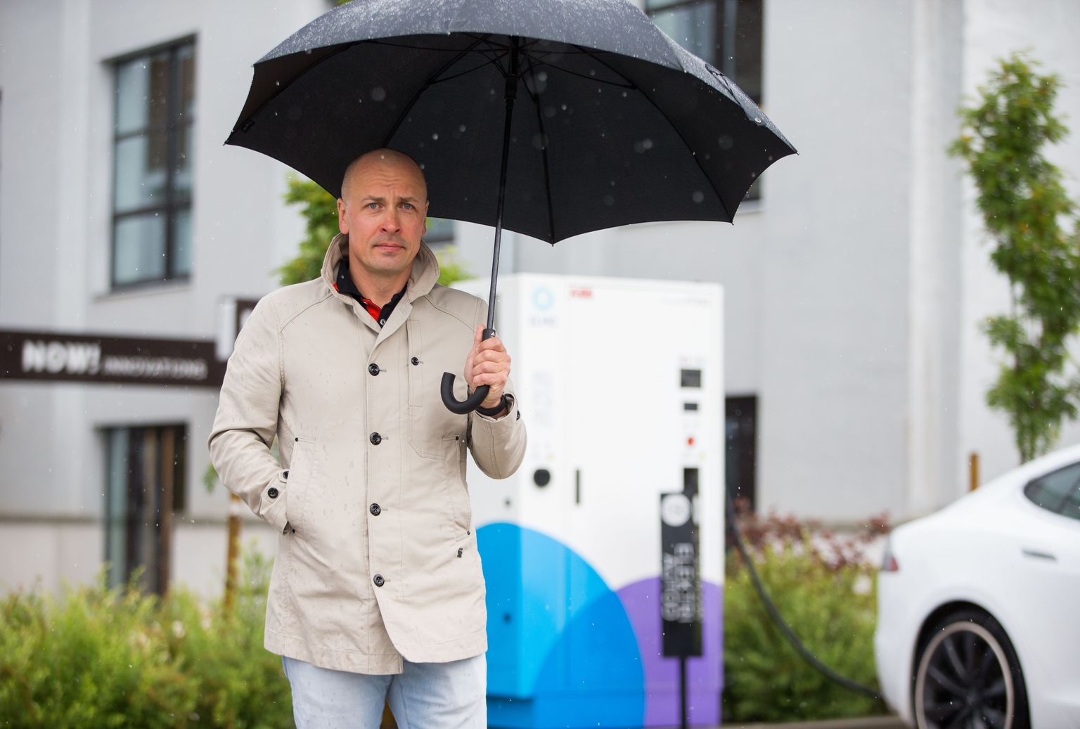 Idufirma NOW! Innovations juht Üllar Jaaksoo vihmasel esmaspäeval Baltika kvartalis asuva kontori ees.