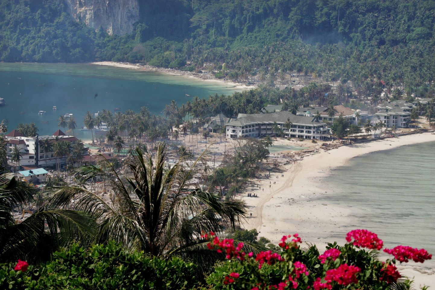 Tais võis kaks turistis surra toidumürgituse tagajärjel. Fotol Phi Phi saared