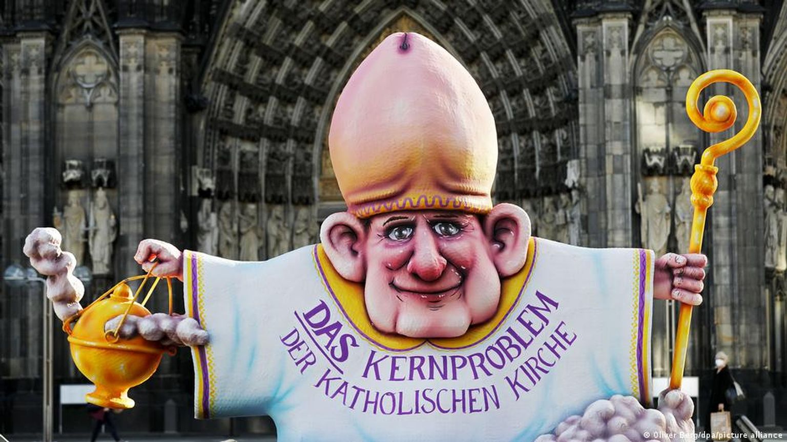 Это изображение епископа перед Кельнским собором стало реакцией на скандал с сокрытиями случаев сексуального насилия в архиепархии. Надпись на сутане: "Ключевая проблема католической церкви"