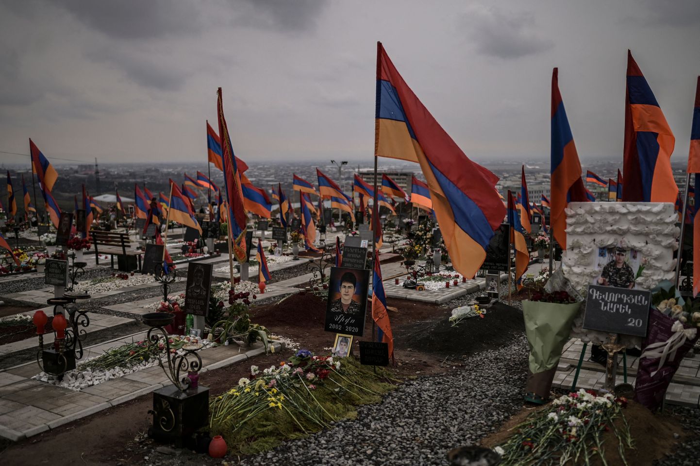 Mägi-Karabahhi sõjas hukkunute hauad Jerevani kalmistul.