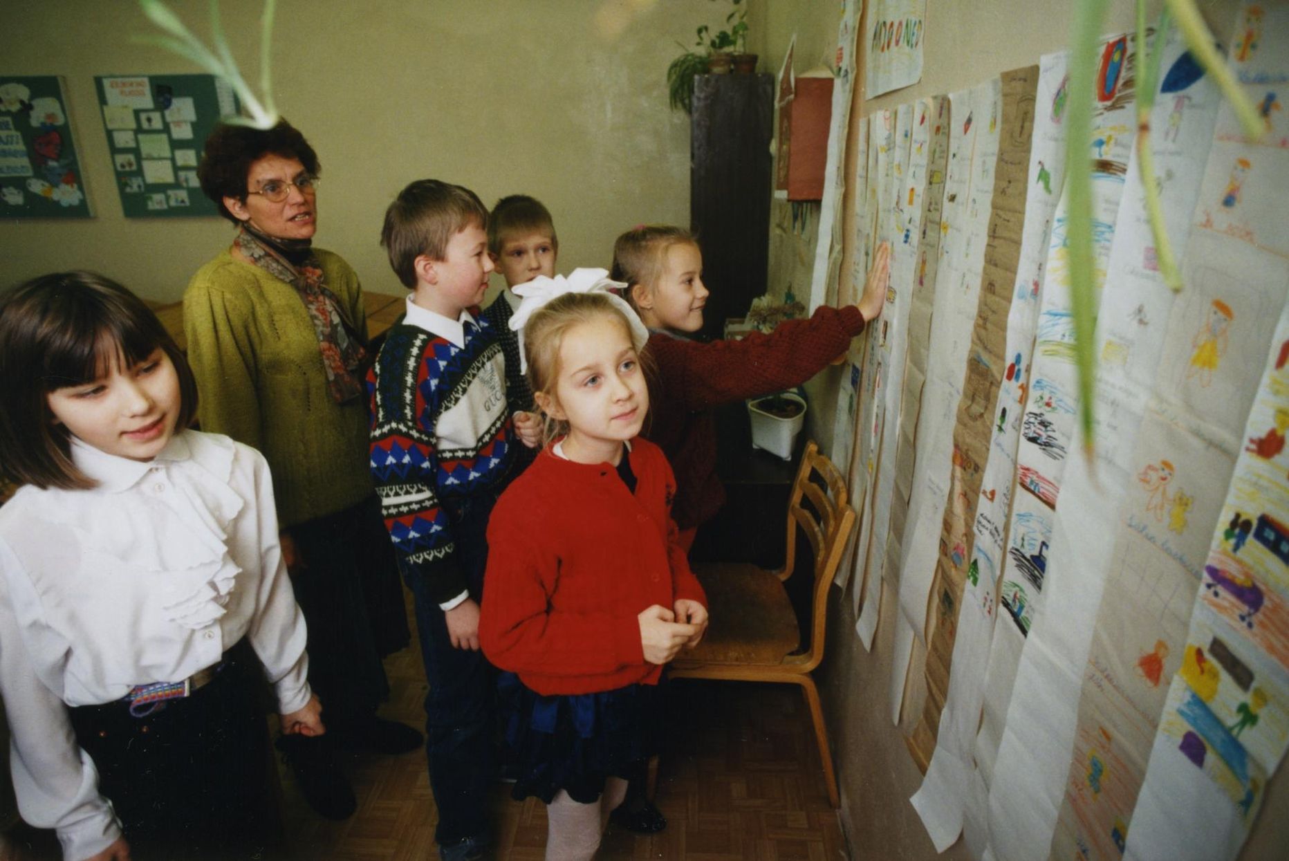 Tartus, 04.01.1996 Anne Kaskmann (vene õppekeelega Tartu 13.KK) oma õpilastega eesti keele tunnis. 27 aastat hiljem pole üleminek eesti keelele ikka veel toimunud. FOTO: Malev Toom/Postimees 