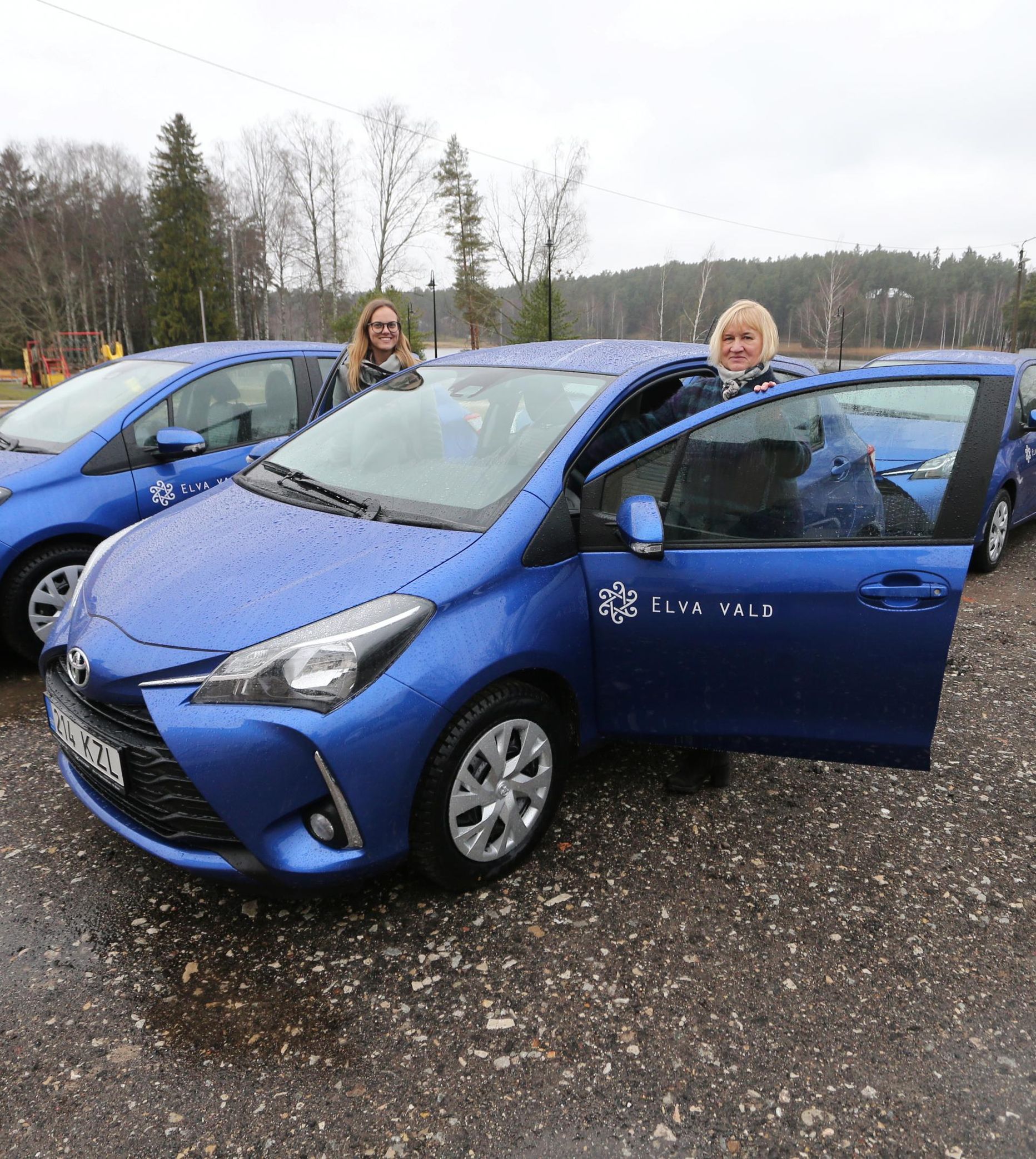 Elva valla sotsiaaltöötajad said sel nädalal elektriautode asemele kümme uut bensiinimootoriga autot. Uusi autosid näitasid sotsiaalnõunik Eva Kuslap (vasakul) ja sotsiaalosakonna juhataja Milvi Sepp.