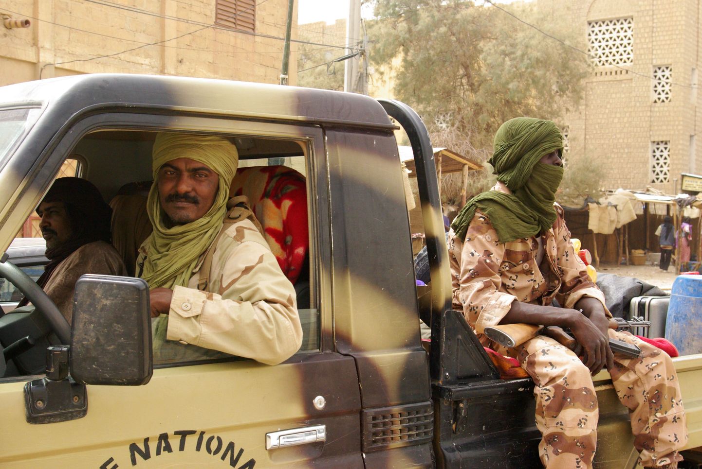Tuareegi mässulised oma sõidukis.