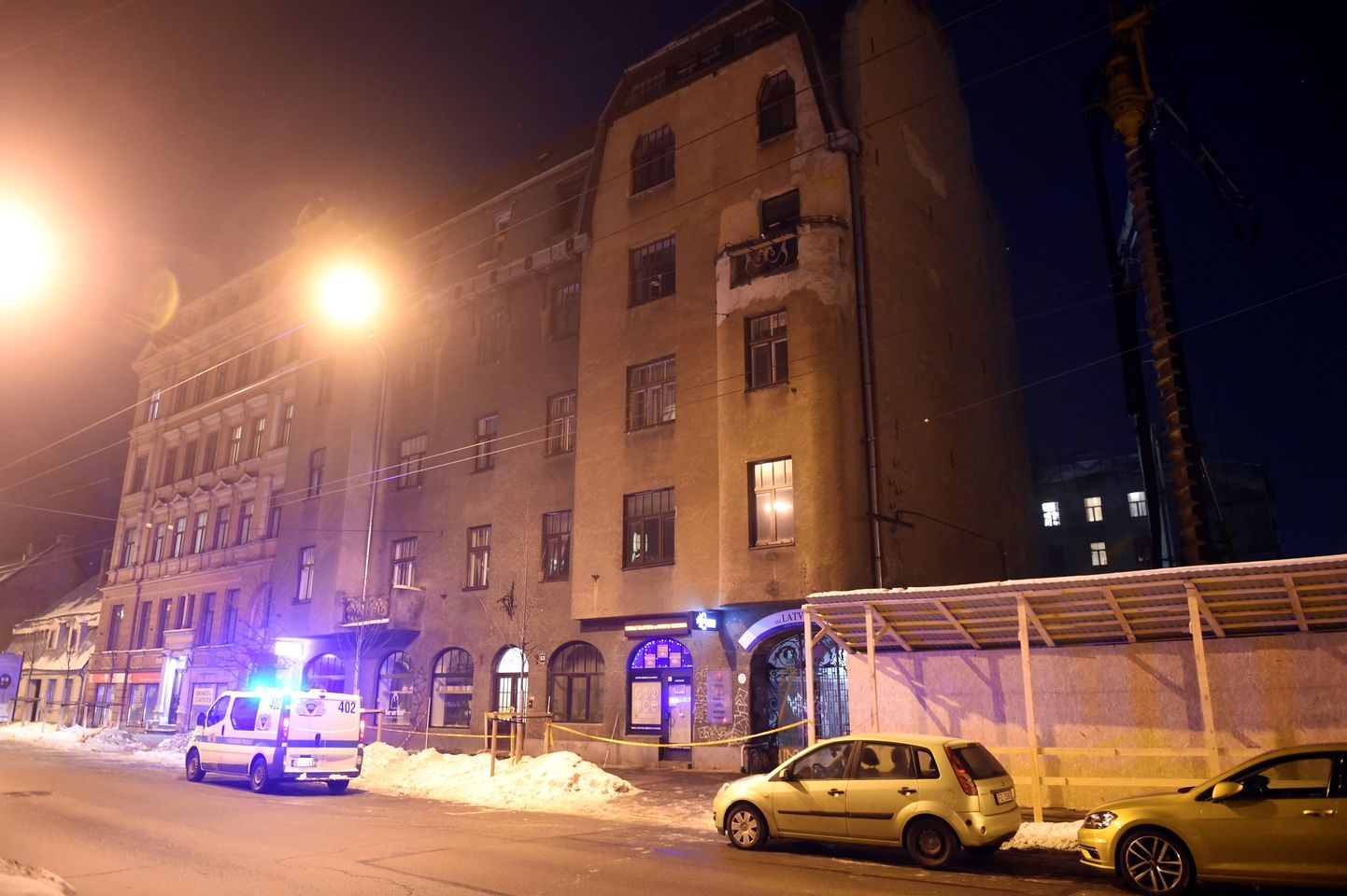 Dzīvojamā māja Ģertrūdes ielā 63, kuras sienās parādījušas plaisas, un Rīgas pilsētas būvvalde apturējusi nama ekspluatāciju.
