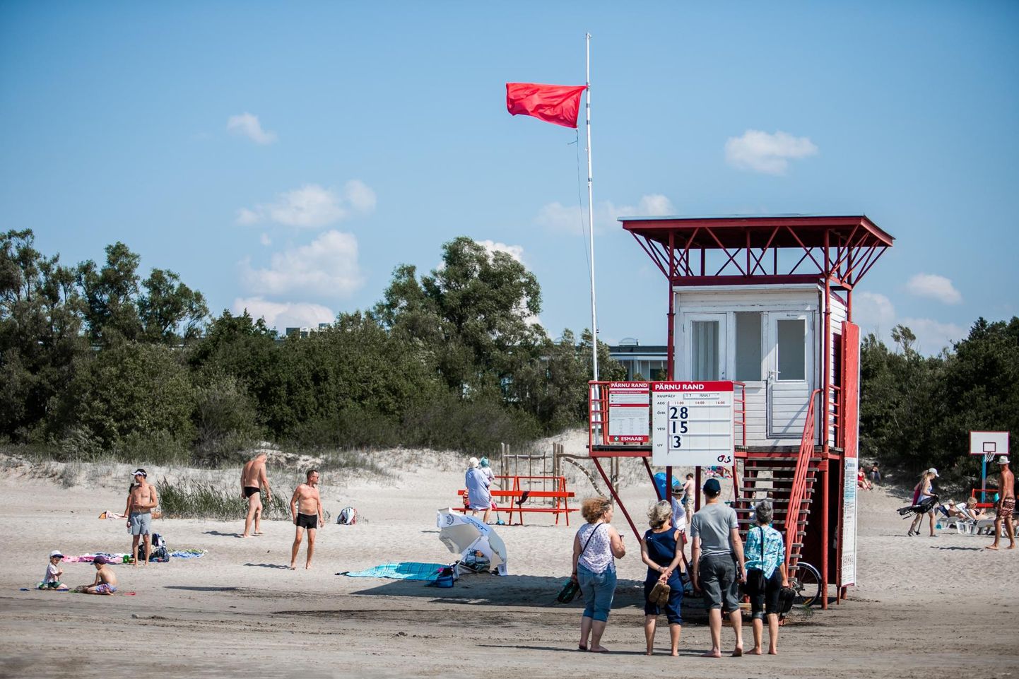 Punane lipp Pärnu rannas teatab, et ida- ja kirdetuuled on sooja suplusvee kaasa viinud.