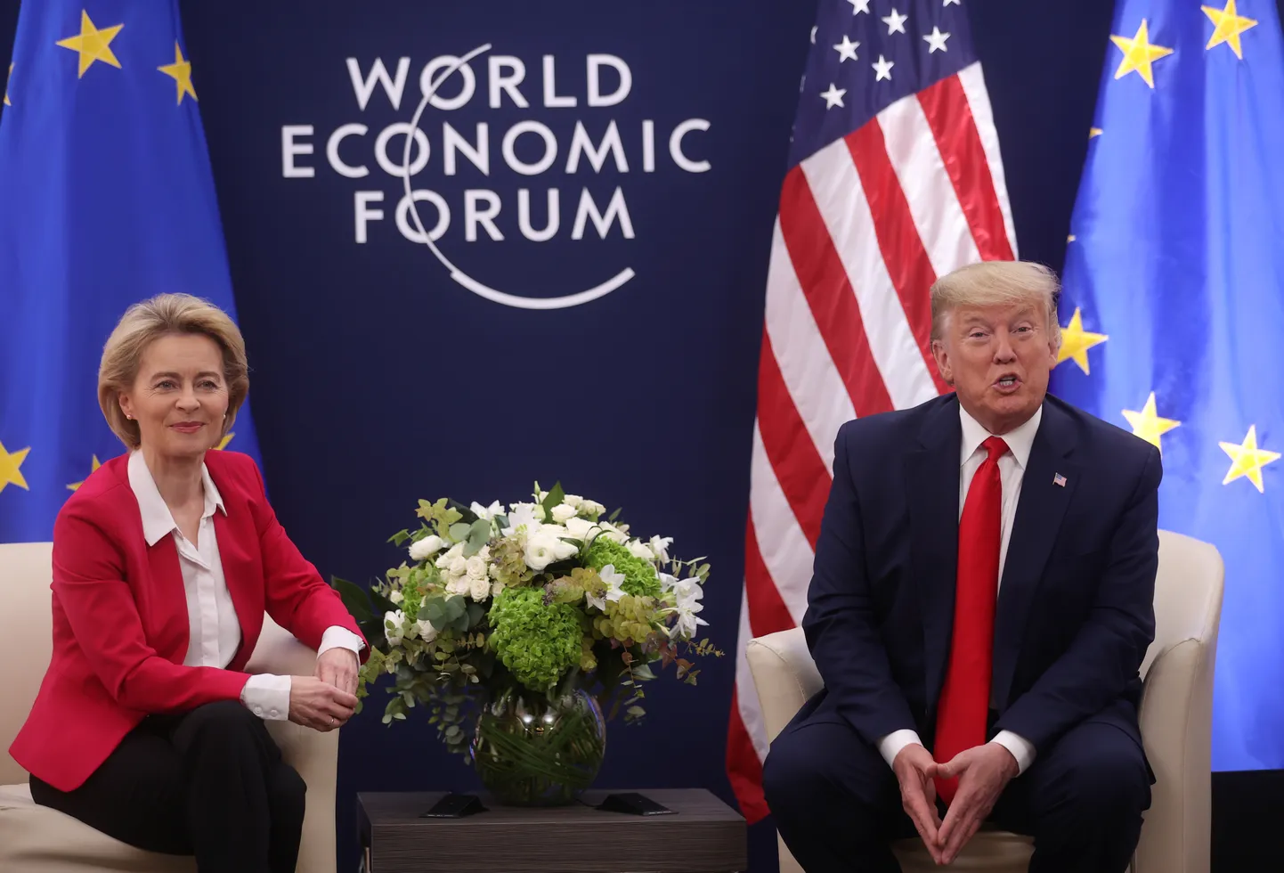 ASV prezidents Donalds Tramps runā divpusējās tikšanās laikā ar Eiropas Komisijas priekšsēdētāju Urzulu fon der Leienu 50. Pasaules ekonomikas foruma (WEF) ikgadējās sanāksmes laikā Davosā, Šveicē, 2020. gada 21. janvārī.