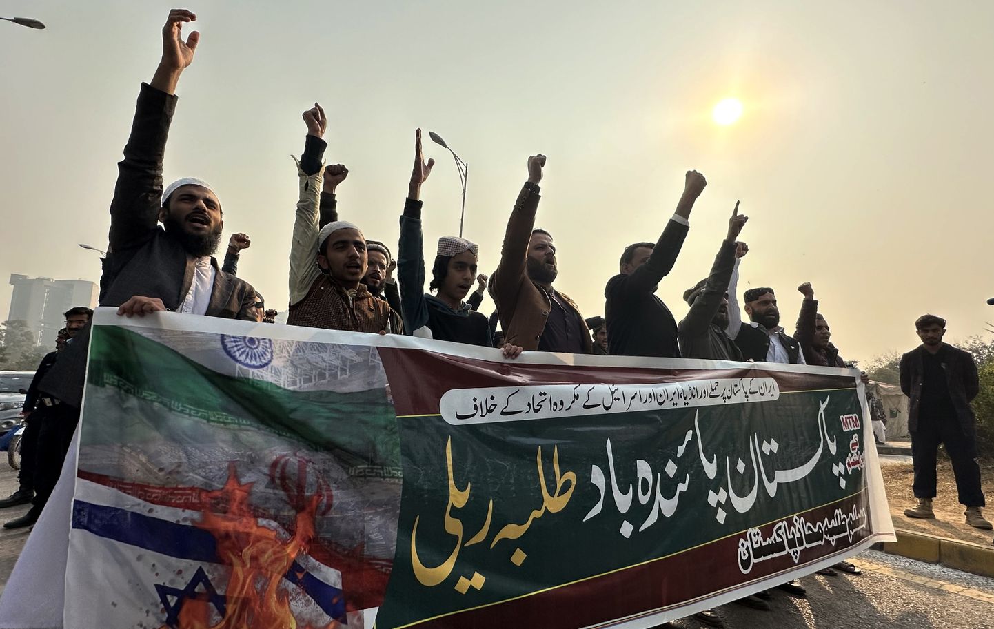 Aktivistid plakatiga, millel seisab «Elagu Pakistani – meeleavaldus Iraani rünnaku ja Iraani-India-Iisraeli liidu vastu», Islamabadis 18. jaanuaril 2024. aastal.