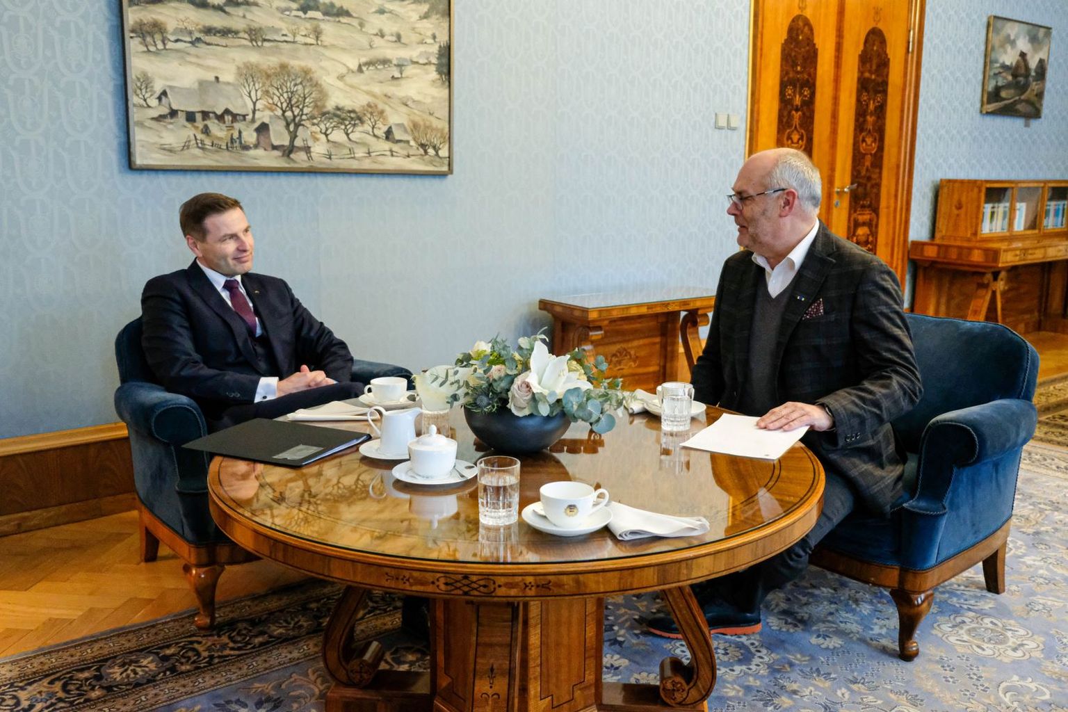 Президент Алар Карис на состоявшейся в понедельник встрече с министром обороны Ханно Певкуром.