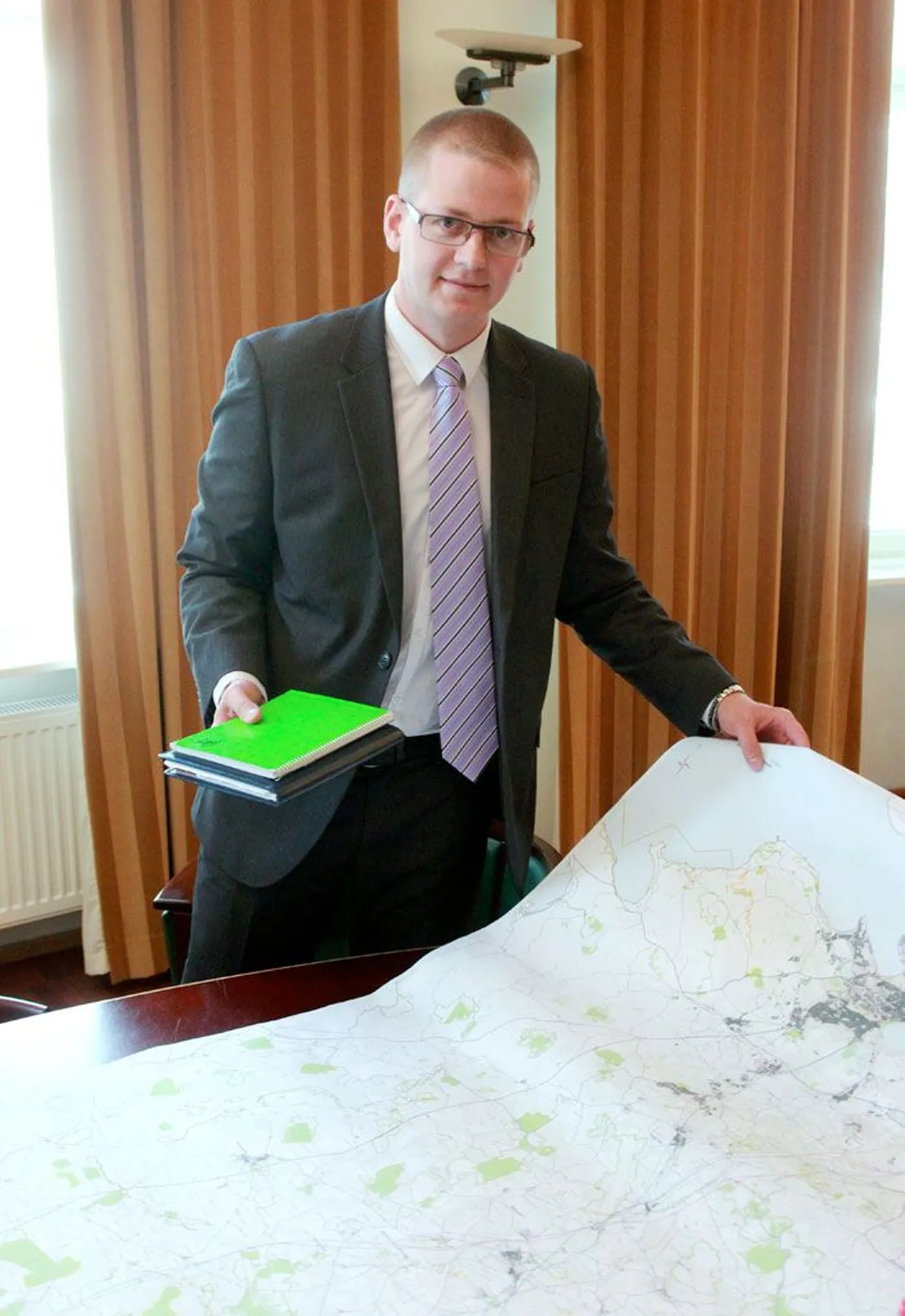 Miiko Peris on kerinud laiali mitmemeetrise kaardi, kus peal võimalikud trassid, kust Rail Baltic Eestis kümne aasta pärast kulgeda võiks.