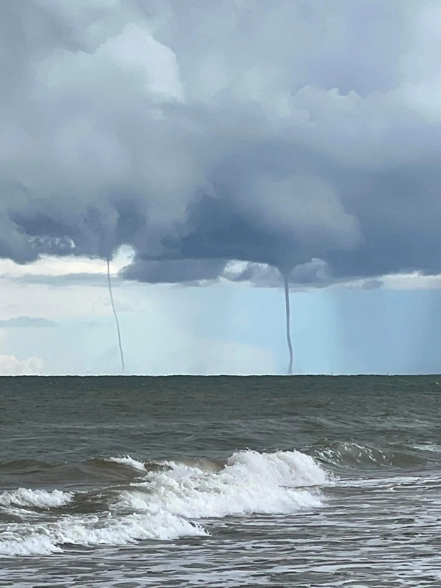 Водяные столбы в море
