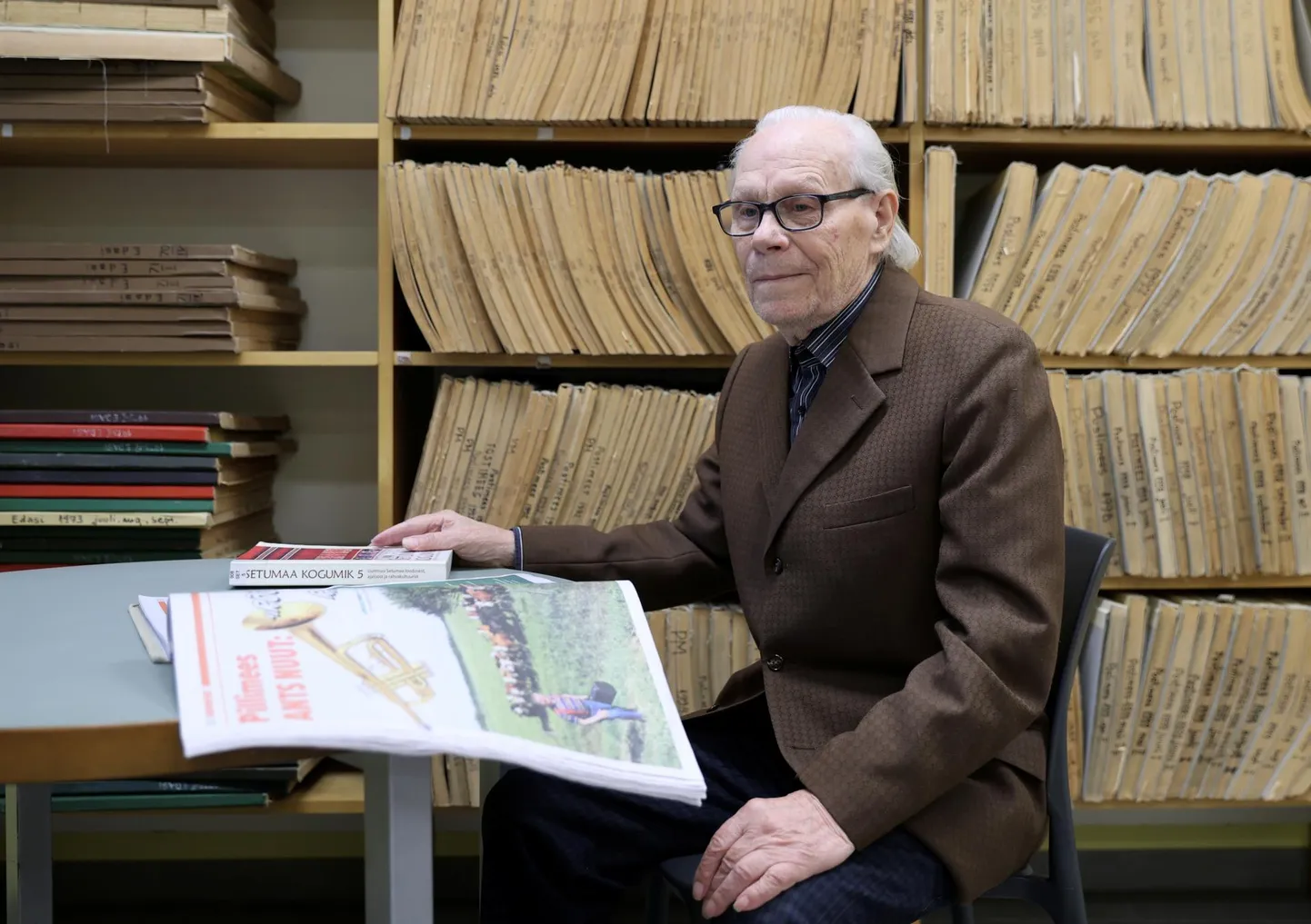 Stepan Karja käib raamatukogus ajalehti lugemas. Ajakirjanikud on väga professionaalsed, peensustega kursis, kiitis ta ametikaaslasi. «Vaatan ja imestan – kust kurat nad neid nurgataguseid asju teavad! Mõnus on lugeda selliseid asju,» ütles ta.